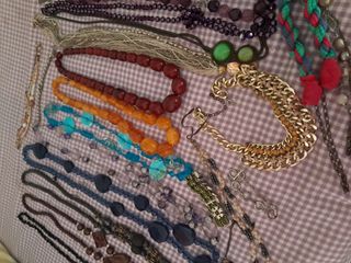 30+ piezas bisutería multicolor. Se hacen envíos