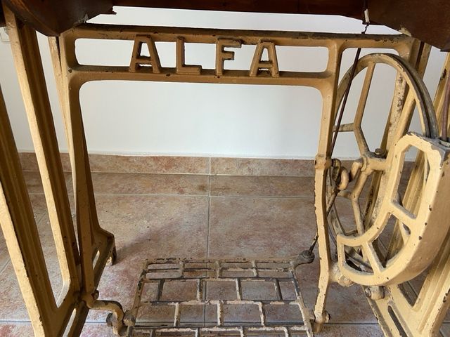 Máquina de coser Alfa antigua