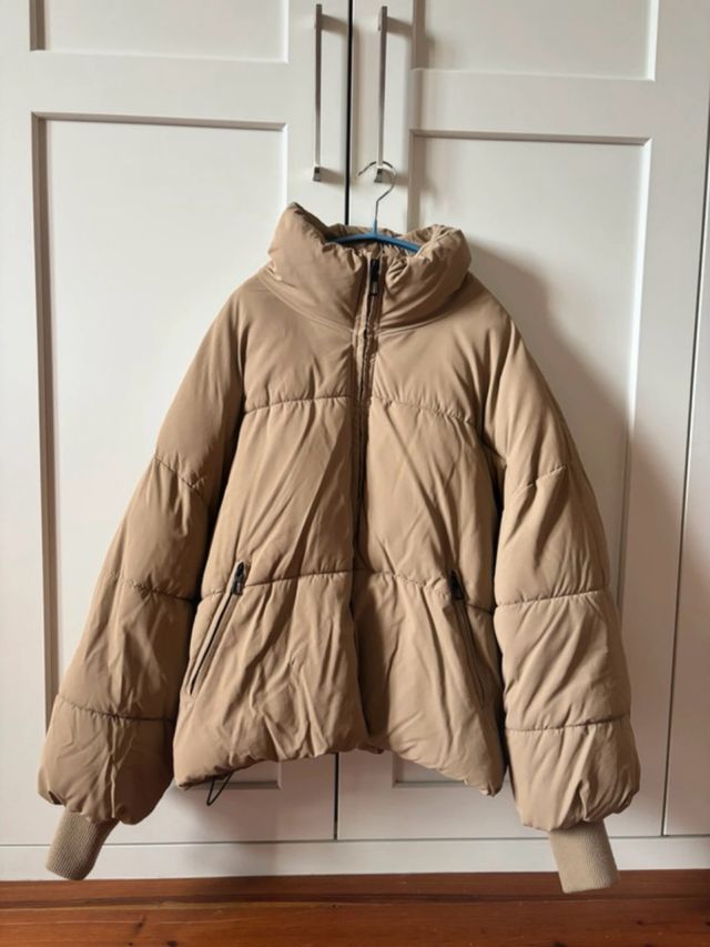 Abrigo acolchado beige de Zara