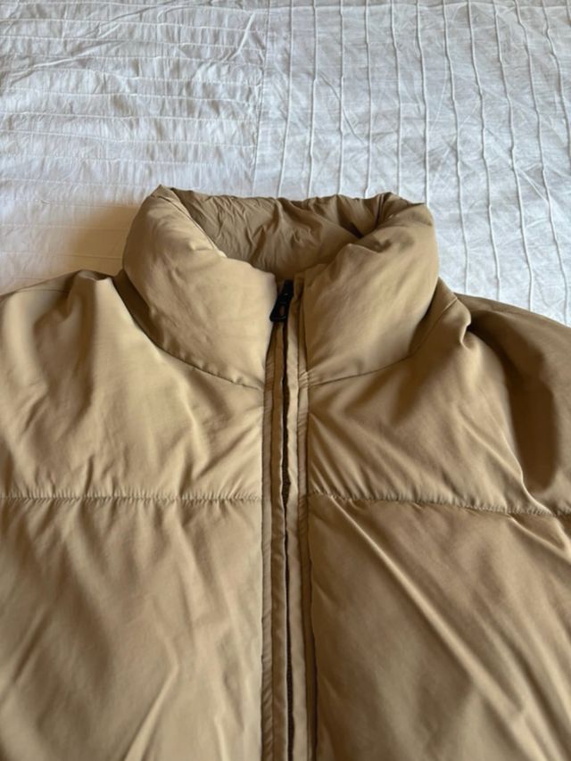 Abrigo acolchado beige de Zara