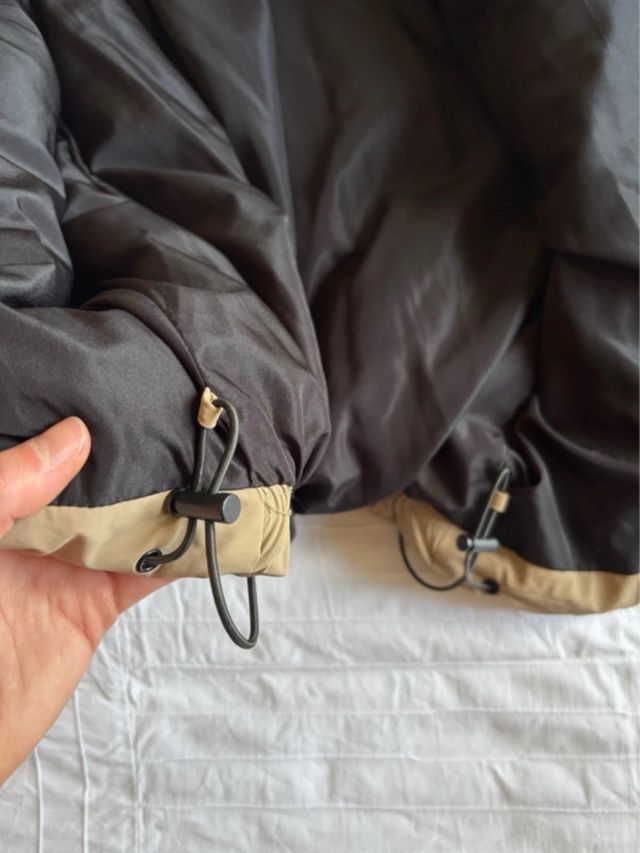 Abrigo acolchado beige de Zara