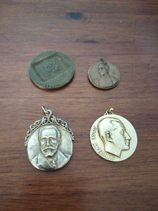 Medallas antiguas: 4 piezas