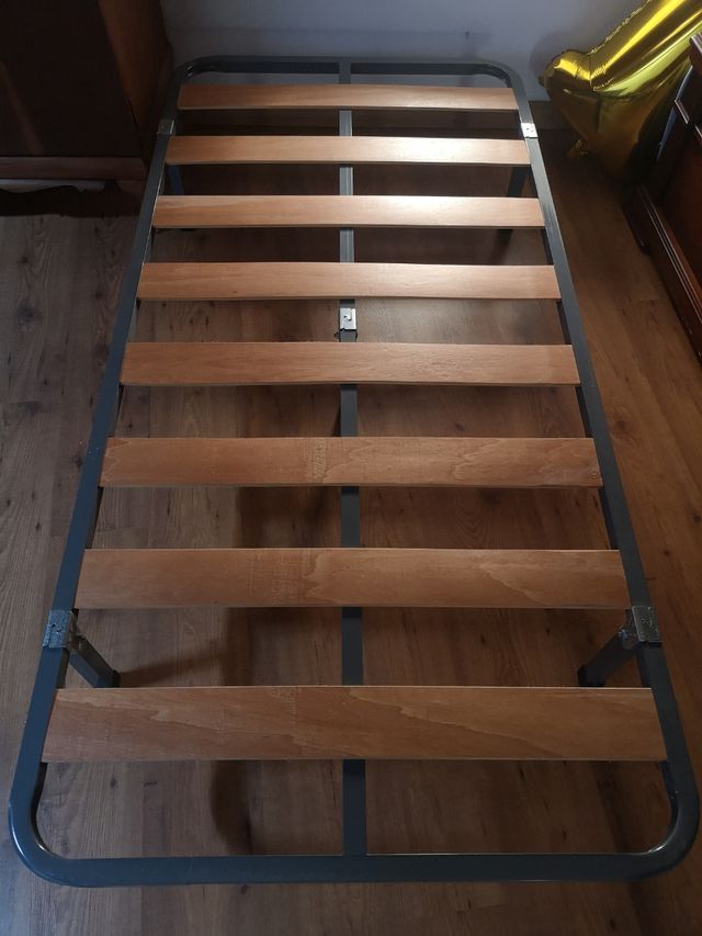 Somier 90cm: metal gris, láminas madera