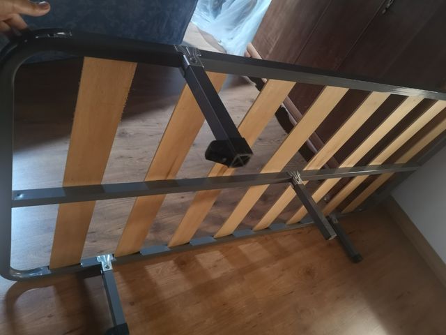 Somier 90cm: metal gris, láminas madera