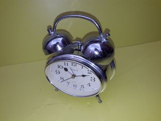 orologio sveglia a pile. misure 17 x 13 cm