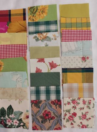Lotto di 32 ritagli di stoffa per Patchwork 