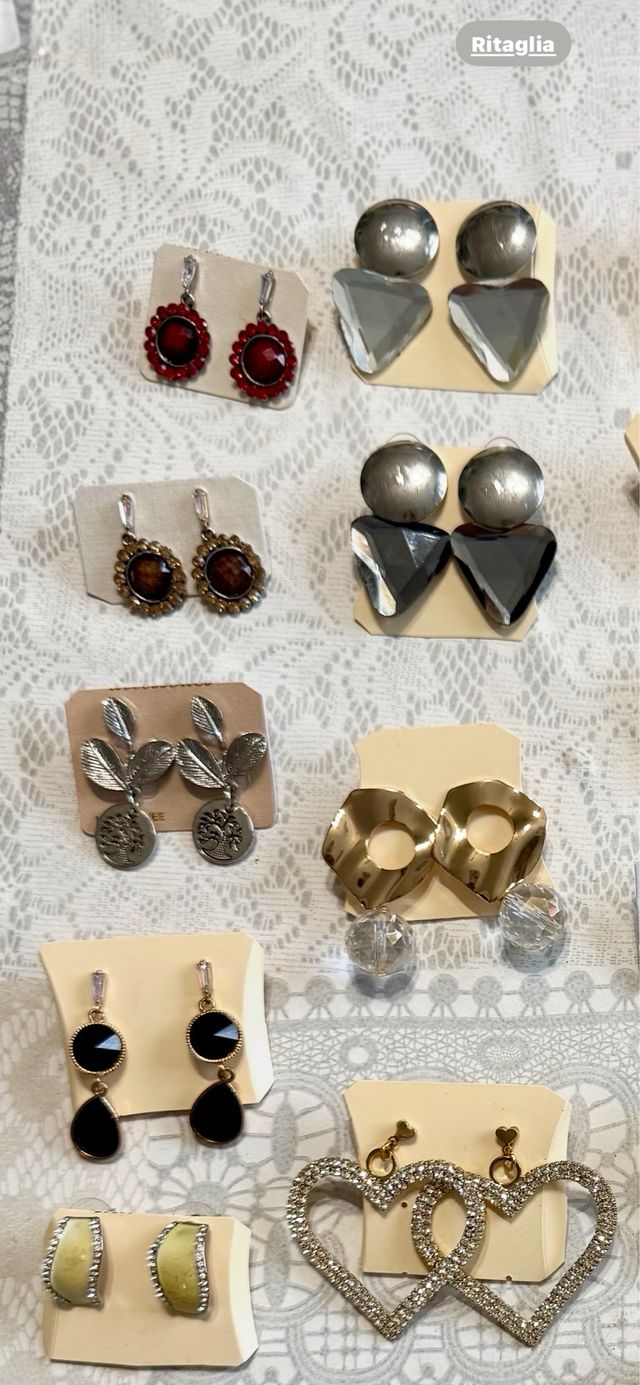 Lotto orecchini color oro e multicolor