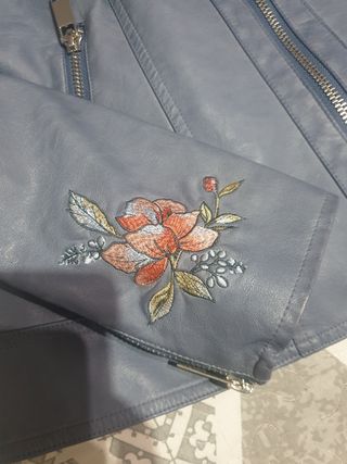 Chaqueta polipiel azul bordada mujer