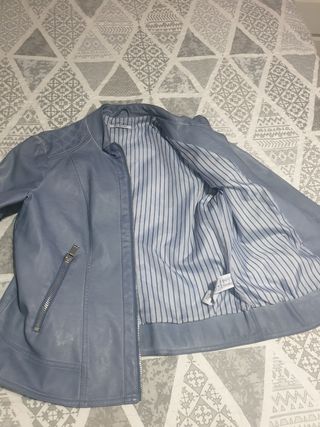 Chaqueta polipiel azul bordada mujer