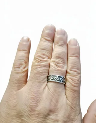 Vendo anillo de plata con grabados de Lauburus