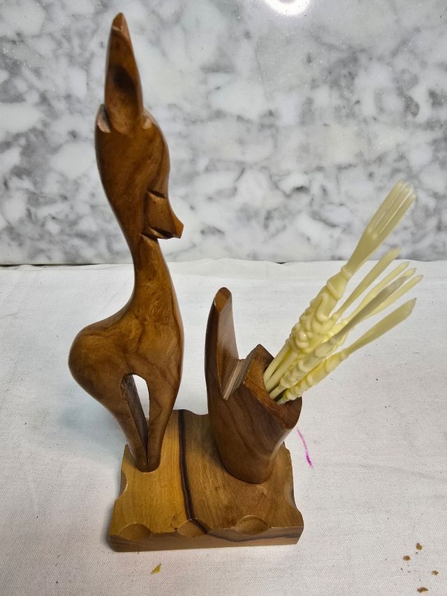 Palillero vintage de madera con ciervo