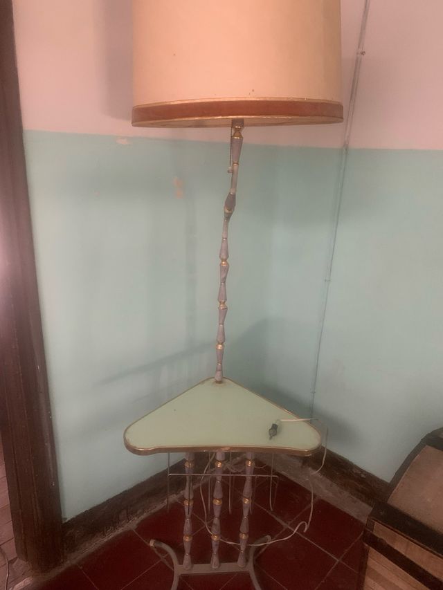 Lampara Vintage con mesa y revistero unido