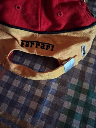 Gorra Ferrari roja y amarilla