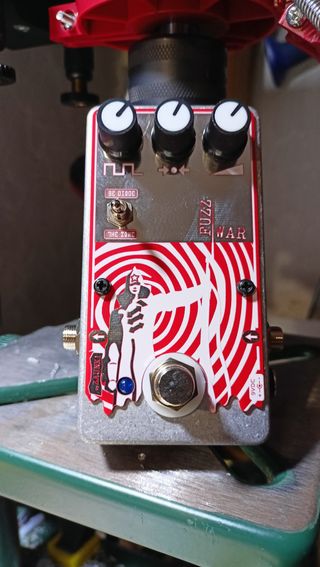 DBA Fuzz War Clone – Pedal de guitarra