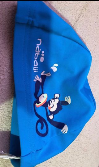 Gorro y toalla piscina niño