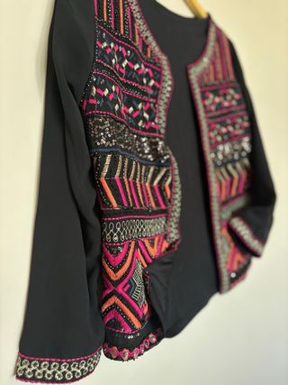 Chaqueta negra bordada multicolor