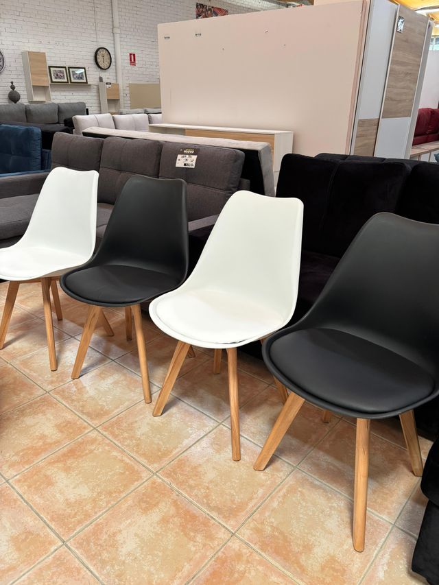 Pack de 4 Sillas acolchadas en blanco y negro