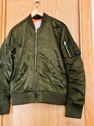 Chaqueta bomber Jack & Jones verde oliva.