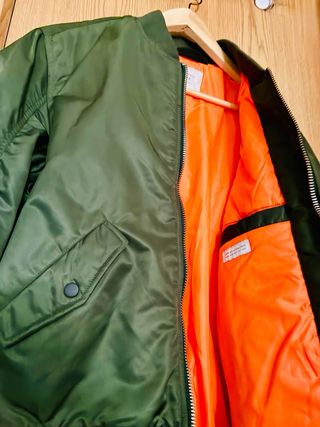 Chaqueta bomber Jack & Jones verde oliva.
