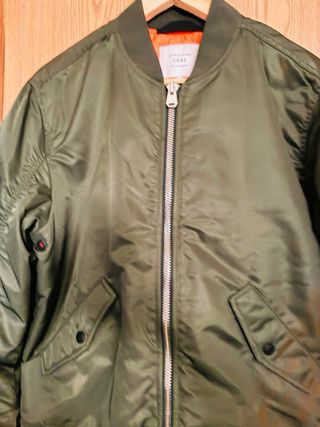 Chaqueta bomber Jack & Jones verde oliva.