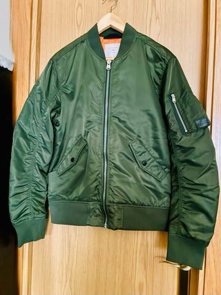 Chaqueta bomber Jack & Jones verde oliva.