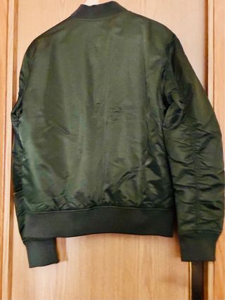 Chaqueta bomber Jack & Jones verde oliva.