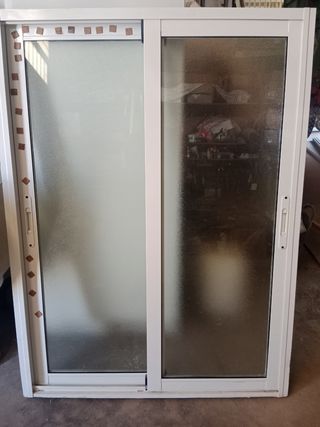1 Ventana corredera aluminio con cristales nevados
