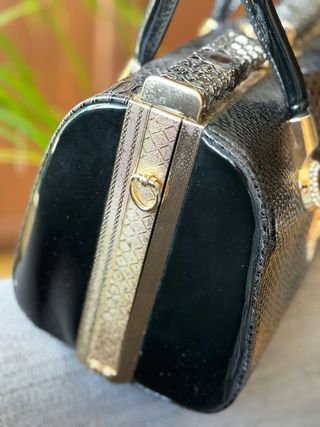 Bolso de mano negro y dorado