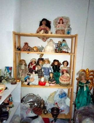 Zuecos madera, cofres,azulejos, reloj, apliques..