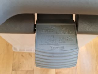 Reposapiés Rubbermaid gris