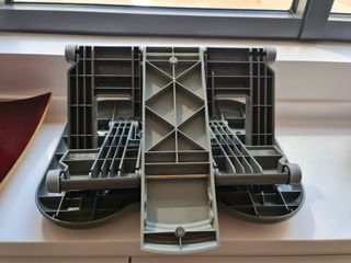 Reposapiés Rubbermaid gris