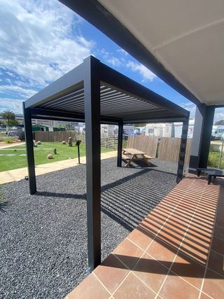 Pérgola bioclimática blanca metalica