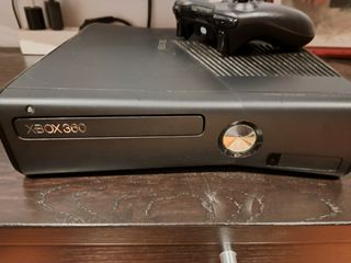 Xbox 360 consola + Kinect + mando.

