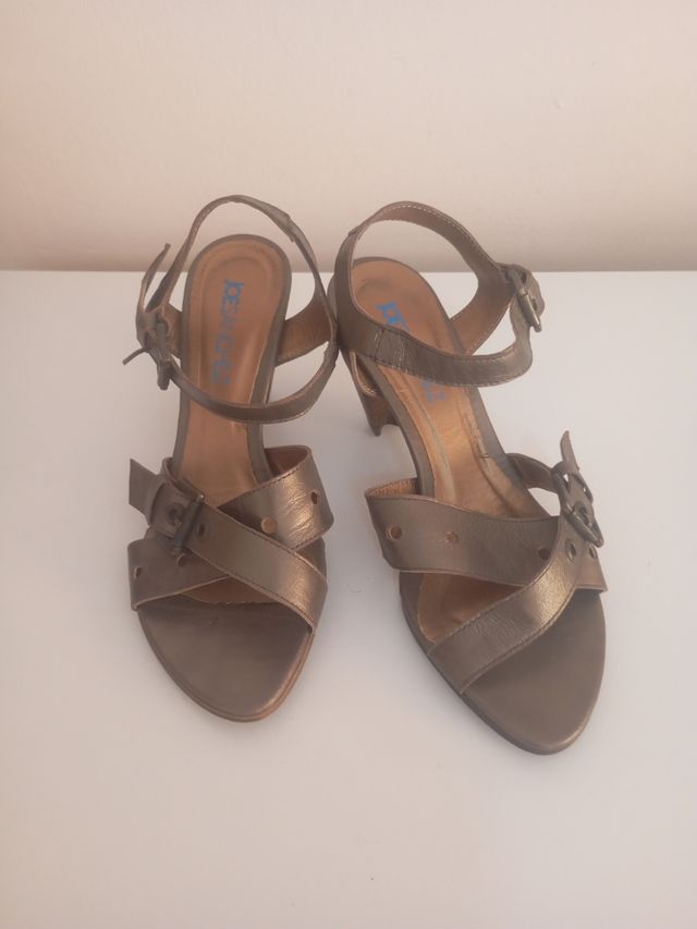 Sandali dorati con tacco basso