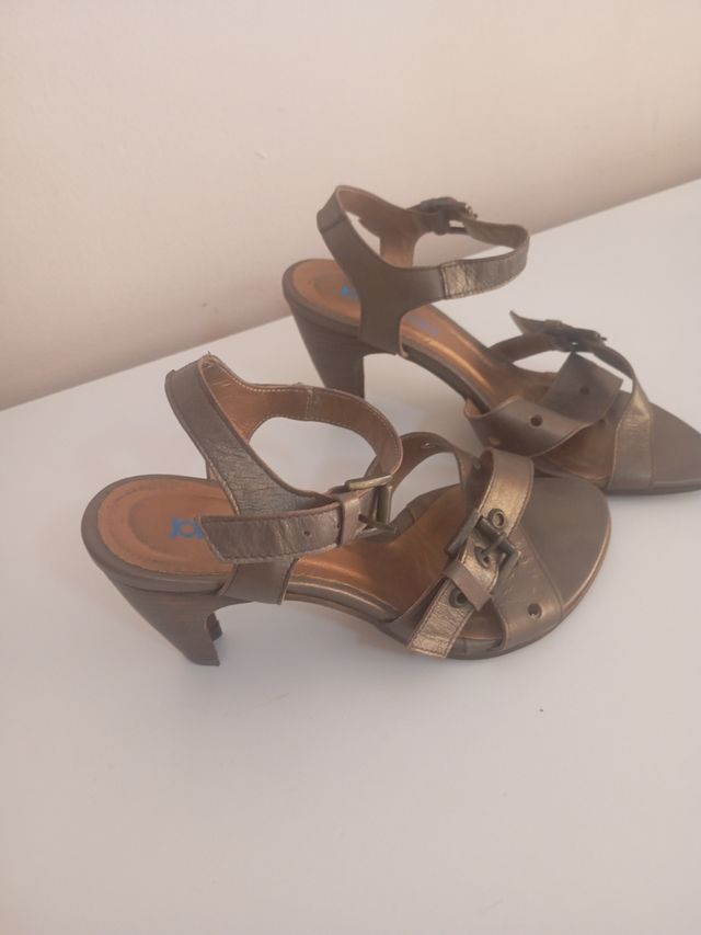 Sandali dorati con tacco basso