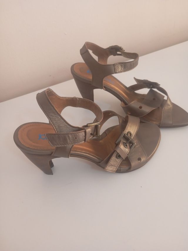 Sandali dorati con tacco basso