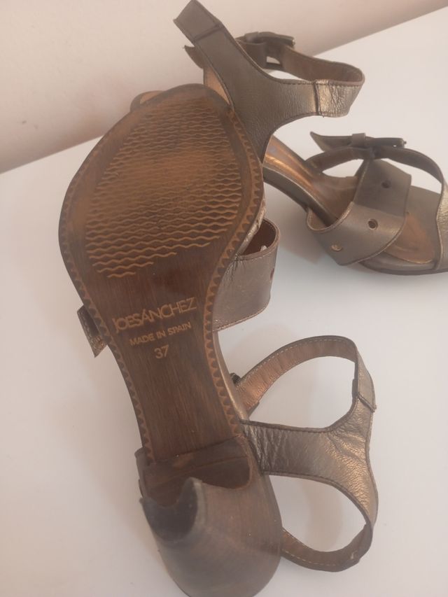 Sandali dorati con tacco basso