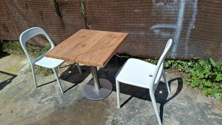 Mesa y sillas de exterior e interior