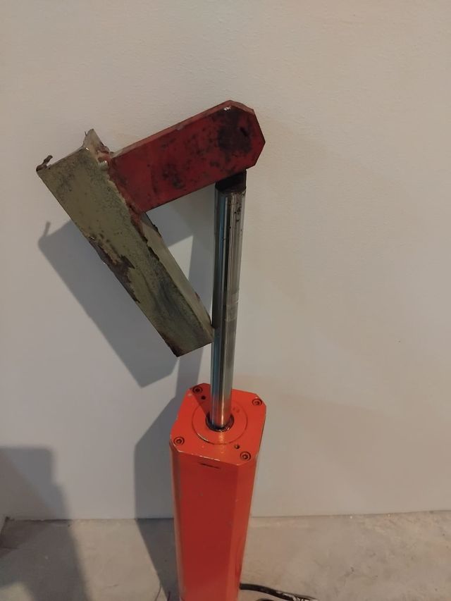 Brazo hidráulico puerta garaje