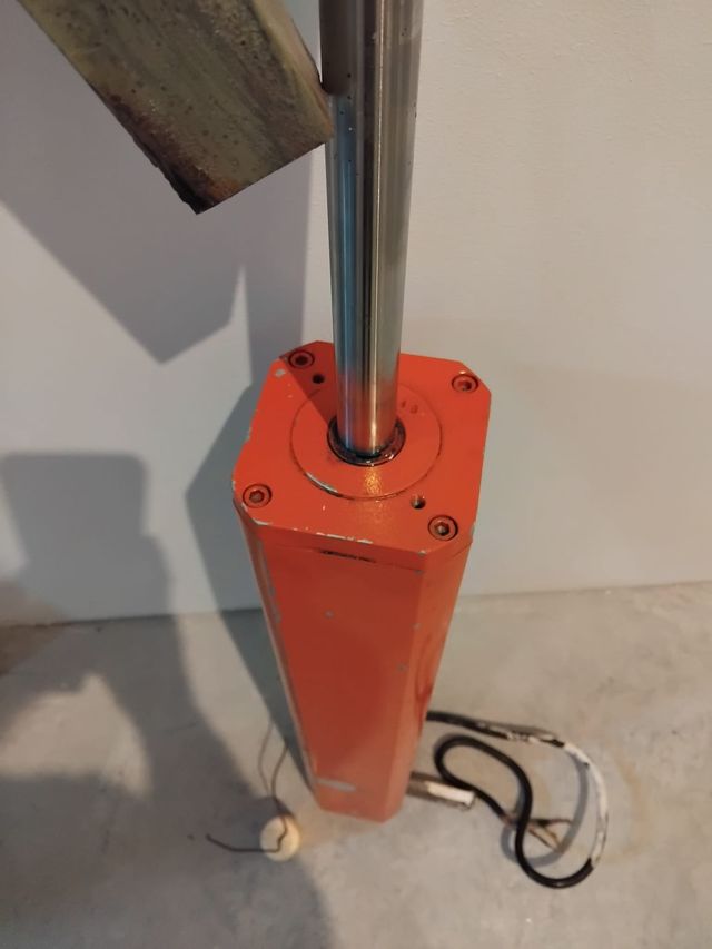 Brazo hidráulico puerta garaje