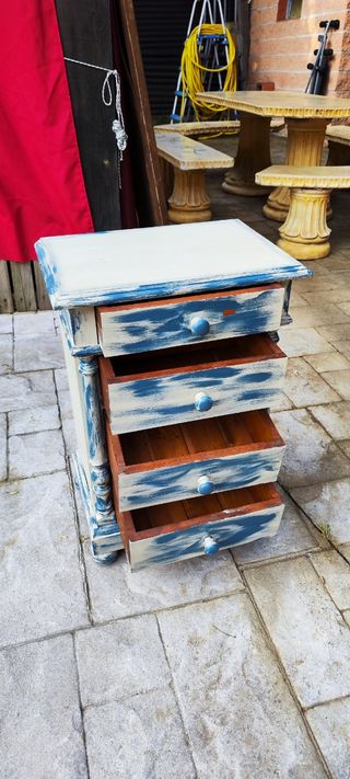 Mesita vintage azul y beige