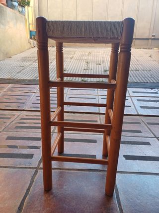 Taburete de madera y cuerda