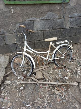Bicicleta antigua blanca