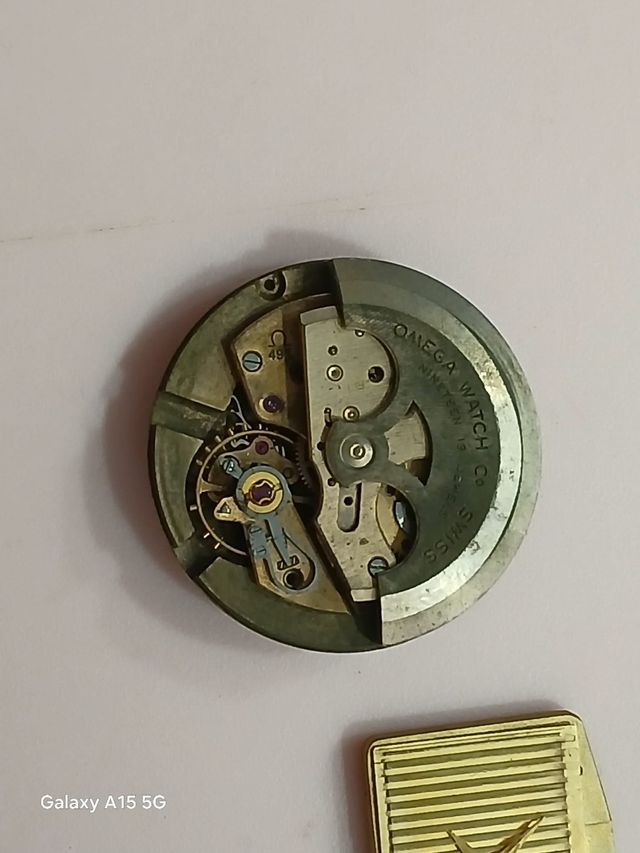 Omega: 2 relojes + maquinaria