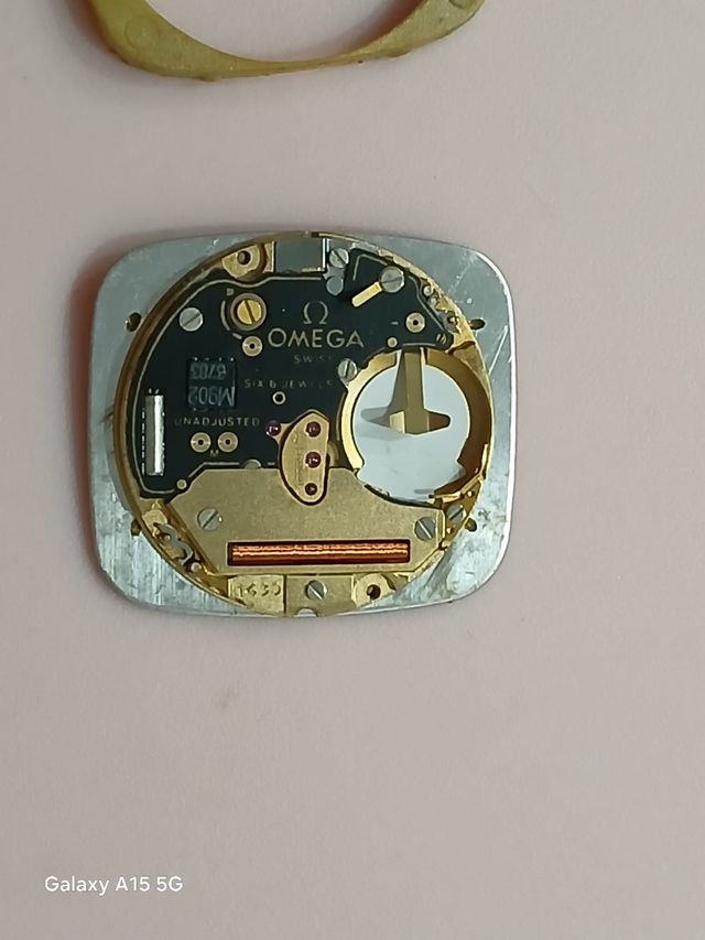 Omega: 2 relojes + maquinaria