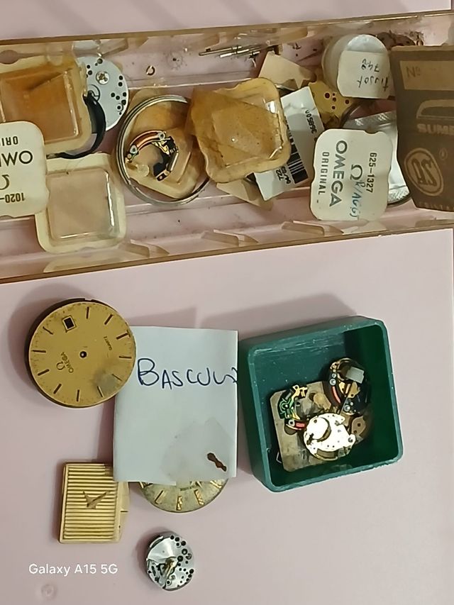 Omega: 2 relojes + maquinaria