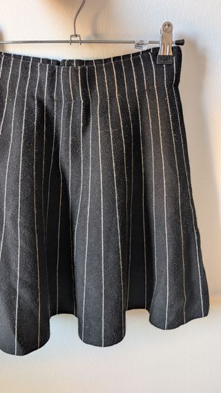 Falda Zara - Mini negra rayas blancas