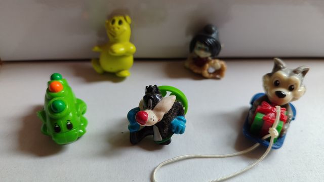 21 Muñecos pequeños de diferentes colecciones 