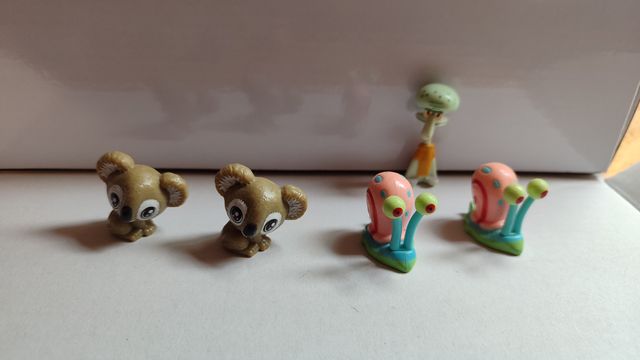 21 Muñecos pequeños de diferentes colecciones 