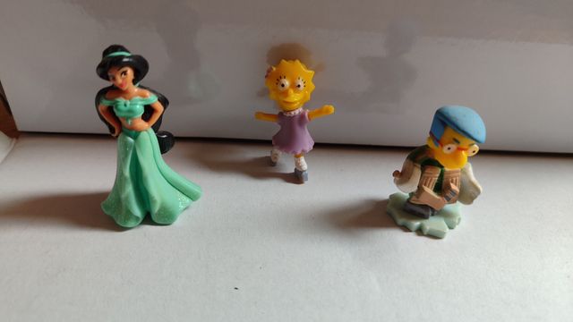 21 Muñecos pequeños de diferentes colecciones 